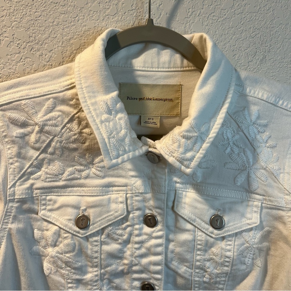 Women’s Pilcro & the letterpress white denim floral embroidered cropped jacket - Picture 2 of 7